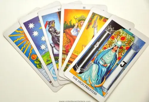 Cartas del tarot Rider-Waite en abanico, La Sacerdotisa visible