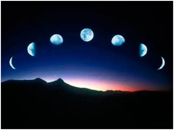 Fases de la luna en arco sobre una montaña al anochecer